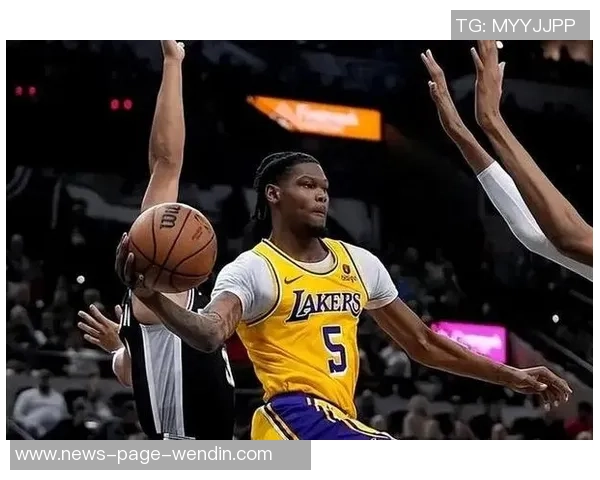 特纳高效发挥仅靠三分球贡献15分7篮板2助攻3抢断展现全面能力